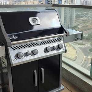 גריל גז על מרפסת עם נוף עירוני