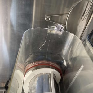 מכונה עם חלקים מתכתיים ופלסטיים שקופים