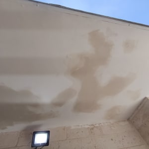 תקרה עם תיקוני טיח וצבע