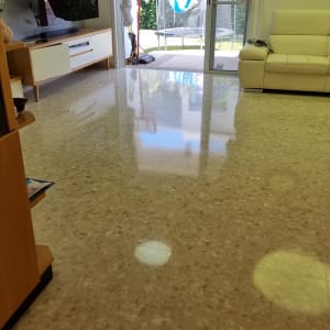 רצפה מבריקה ונקייה בסלון מואר