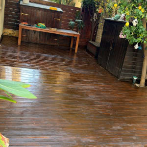 דק עץ עם שולחן ועצים מסביב