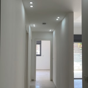 מסדרון עם תאורה בתקרה ומזגן עילי