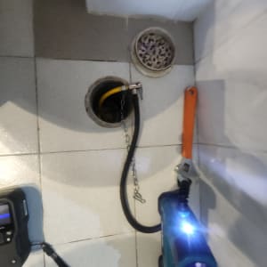 כלים לאיתור נזילות בשטח רצפה עם פתחי ניקוז