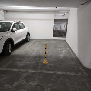 חניה תת קרקעית עם עמוד צהוב שחור