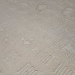 מזרן עם כתמים על מיטה מעץ