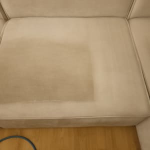 ספה עם אזור נקי לאחר ניקוי