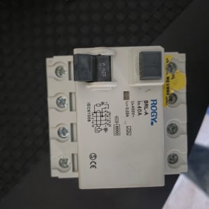 מפסק חשמלי עם תוויות והוראות על רקע כהה.