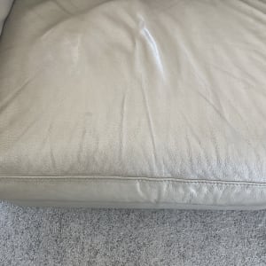 כרית ספה מעור עם קמטים וכתמים קלים