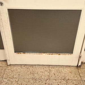 דלת עם זכוכית מרושתת ורצפת אריחים