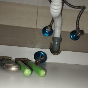 כלים וצינורות מתחת לכיור, עבודה בתחום האינסטלציה