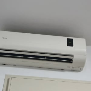 מזגן מותקן על קיר עם תצוגת טמפרטורה