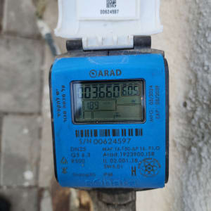 מונה מים כחול עם תצוגה דיגיטלית ופרטים טכניים