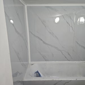 אמבטיה עם ברז ומקלחת, קירות שיש לבן