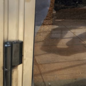 ציר דלת מתכת עם זכוכית