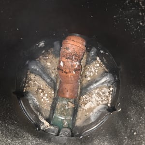 צינור ותשתית בתוך בור, קשור לאיתור נזילות