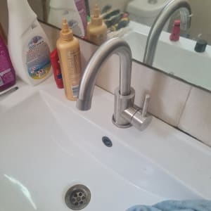 ברז נירוסטה בכיור עם ניקוז פתוח