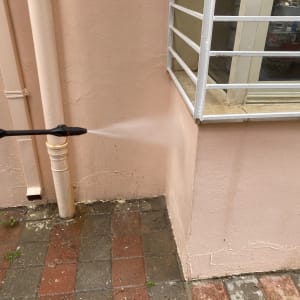 ניקוי בלחץ מים על קיר ורצפה