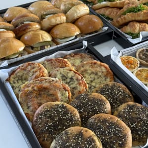 מגשי מאפים ולחמים מגוונים לאירוח