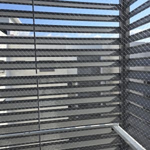 רשת מתכת מותקנת למניעת כניסת יונים