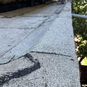 איטום גג עם זפת שחורה וסדקים קטנים