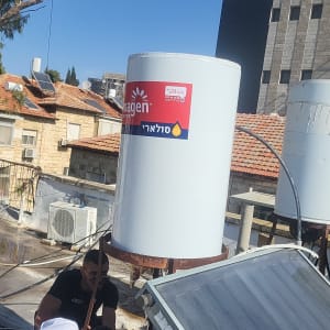 התקנת דוד שמש על גג עם שני אנשים עובדים