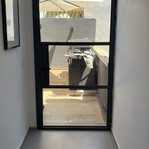 דלת זכוכית עם סדק, נוף חיצוני עם שמשיה