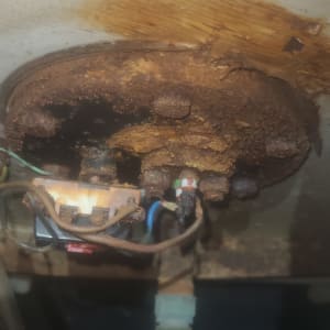 חלק חלוד של דוד שמש עם חיבורים חשמליים