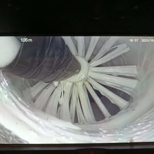 צילום של צינור עם כלי עבודה בתחום האינסטלציה