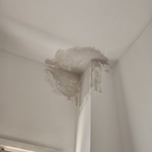 תיקון קיר עם סימני רטיבות בתקרה