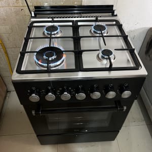 תנור גז עם ארבעה מבערים דולקים