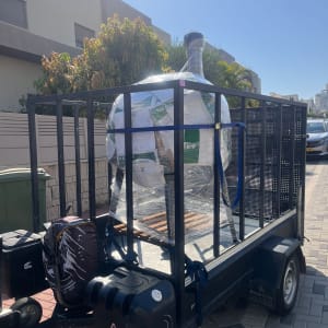 תנור גדול עטוף בניילון על עגלה נגררת