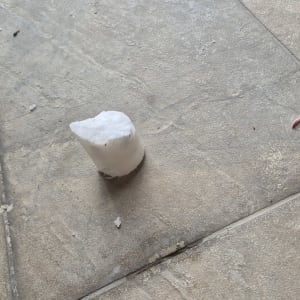 חתיכת קרח על רצפה עם צינור