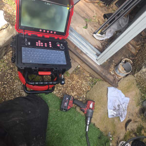 מחשב נייד וכלי עבודה בשטח חיצוני