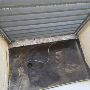 משטח עם חוטים ומעקה, ייתכן קשור להרחקת יונים