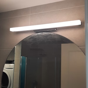 מנורת לד מותקנת מעל מראה עגולה