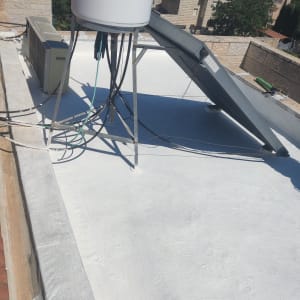 גג עם מערכת חימום סולארית ואיטום חדש