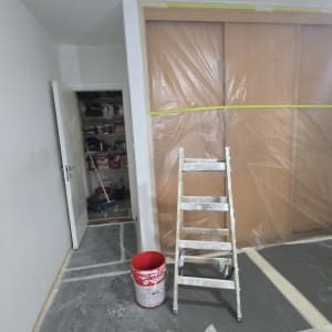 סולם ודלי צבע בחדר מוכן לצביעה