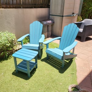 שני כיסאות עץ ושולחן קטן בגינה