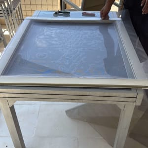 שולחן אלומיניום עם מסגרת רשת וכלי עבודה