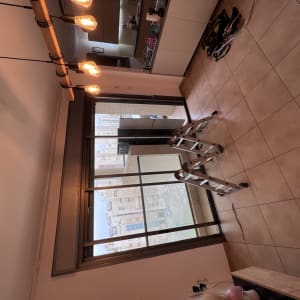 תריסים חומים על חלון זכוכית גדול בסלון