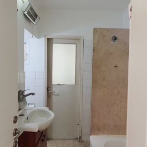 חדר אמבטיה עם כיור, דלת ואמבטיה