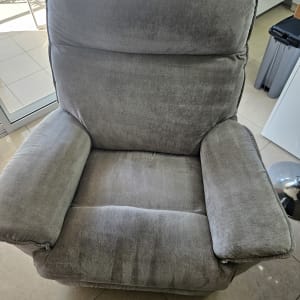 כורסה אפורה עם כתמי לכלוך על המושב