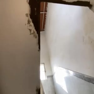 תיקון קיר במדרגות עם טיח חשוף