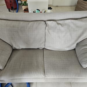 ספה אפורה עם צינור כחול לניקוי