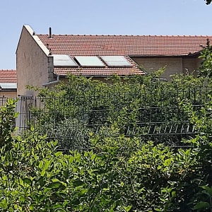 קולטי שמש מותקנים על גג רעפים אדום