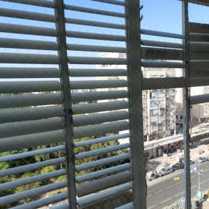 רשת הגנה על חלון למניעת כניסת יונים