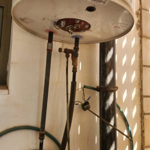 חיבורים חשמליים ודוד שמש עם צינורות