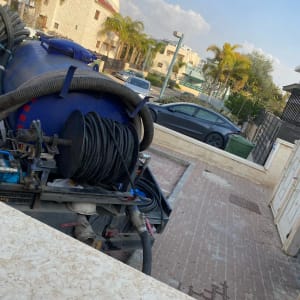 משאית ואקום עם צינורות וחיבורים