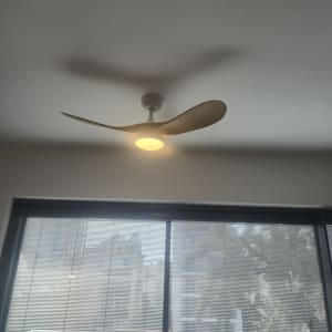 מאוורר תקרה עם תאורה בחדר מואר