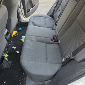 מושב אחורי של רכב עם לכלוך וצעצועים